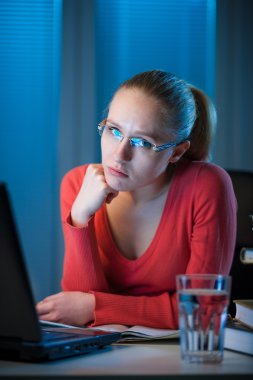 geç akşam adlı genç sıkılmış Bayan Üniversite öğrenci kötü