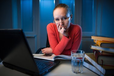 geç akşam adlı genç sıkılmış Bayan Üniversite öğrenci kötü