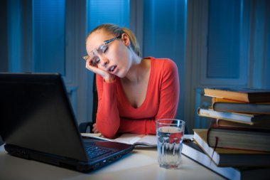 geç akşam adlı genç sıkılmış Bayan Üniversite öğrenci kötü