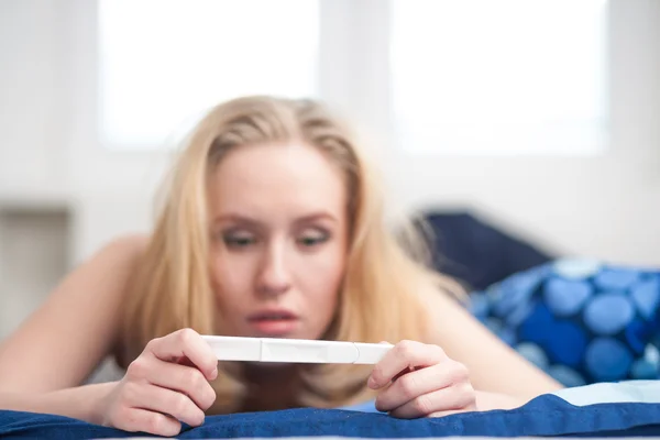 Bella giovane donna in camera da letto felice a causa della gravidanza — Foto Stock