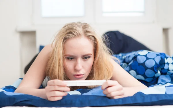 Hermosa mujer joven en el dormitorio feliz debido al embarazo —  Fotos de Stock