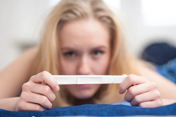 Bella giovane donna in camera da letto felice a causa della gravidanza — Foto Stock