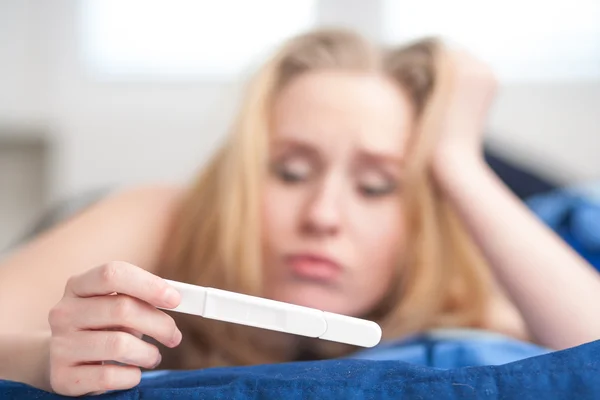 Bella giovane donna in camera da letto felice a causa della gravidanza — Foto Stock