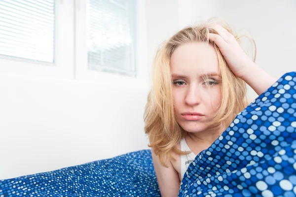 Mujer caucásica en la cama, levantándose tarde para trabajar con terrible dolor de cabeza — Foto de Stock