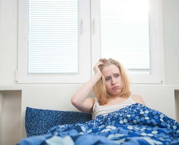 Mujer caucásica en la cama, levantándose tarde para trabajar con terrible dolor de cabeza — Foto de Stock