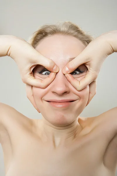Retrato engraçado de mulher jovem fazendo expressão facial boba com as mãos — Fotografia de Stock
