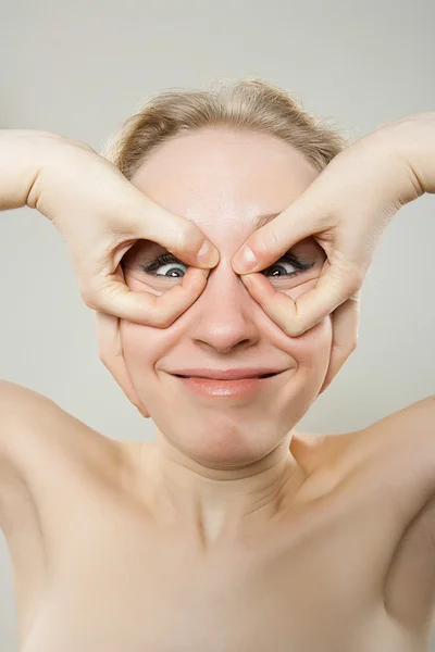 Grappige portret van jonge vrouw doen domme gezicht expressie met handen — Stockfoto