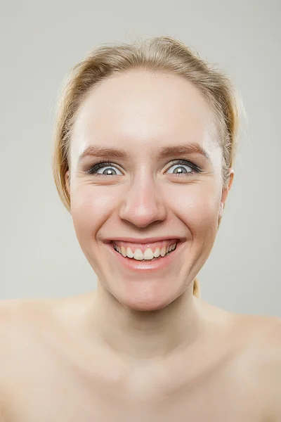 Lustiges Porträt einer jungen glücklichen Frau, die gruselig lächelt, dorky albernes lustiges Gesichtskonzept — Stockfoto