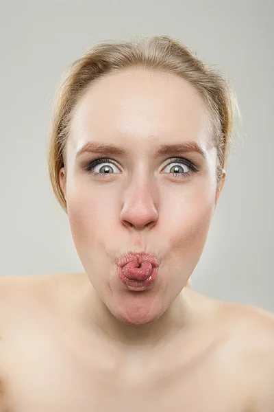 Retrato divertido de mujer joven haciendo expresión cara tonta — Foto de Stock