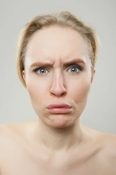 Lustiges Porträt einer jungen Frau, die angewidert aussieht, dorky alberner Spaß — Stockfoto