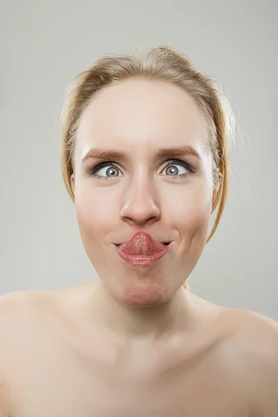 Lustiges Porträt einer jungen Frau, die versucht ihre Nase zu lecken, dorky dumm — Stockfoto