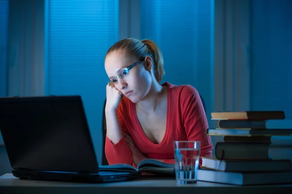 Jonge vervelen vrouwelijke college student studeert slecht op laat in de avond — Stockfoto