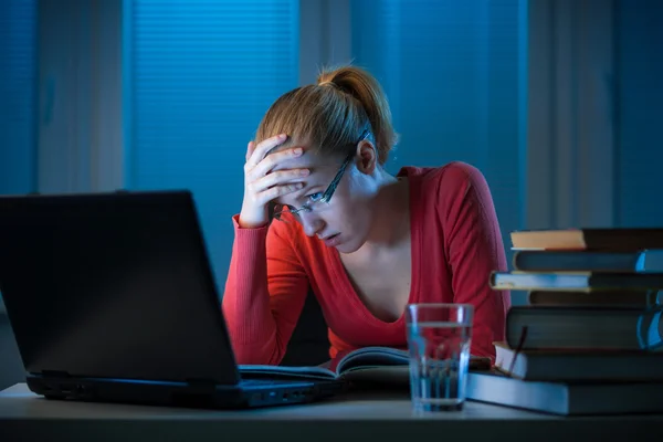 Joven estudiante universitaria aburrida estudiando mal al final de la noche — Foto de Stock