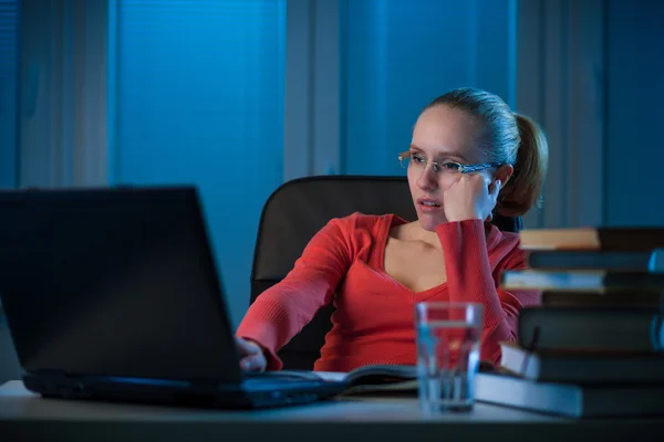 Joven estudiante universitaria aburrida estudiando mal al final de la noche —  Fotos de Stock