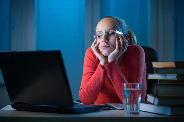 Jonge vervelen vrouwelijke college student studeert slecht op laat in de avond — Stockfoto