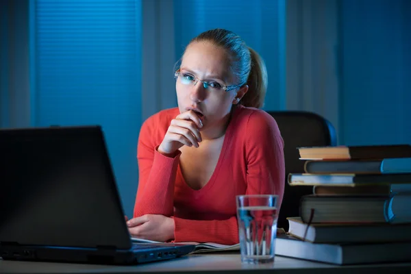 Jonge vervelen vrouwelijke college student studeert slecht op laat in de avond — Stockfoto