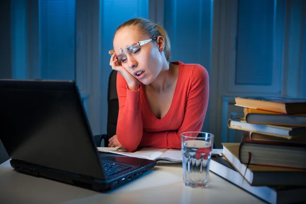 Jonge vervelen vrouwelijke college student studeert slecht op laat in de avond — Stockfoto