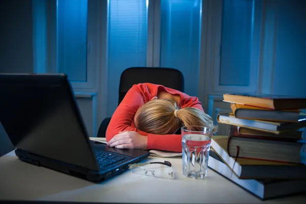 Joven estudiante universitaria aburrida estudiando mal al final de la noche —  Fotos de Stock