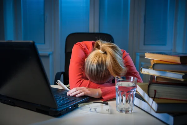 Joven estudiante universitaria aburrida estudiando mal al final de la noche — Foto de Stock