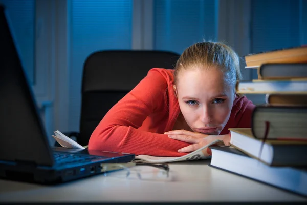 Joven estudiante universitaria aburrida estudiando mal al final de la noche — Foto de Stock