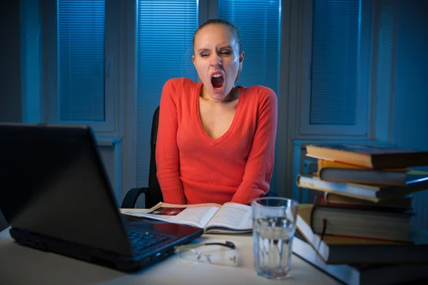 Joven estudiante universitaria aburrida estudiando mal al final de la noche —  Fotos de Stock