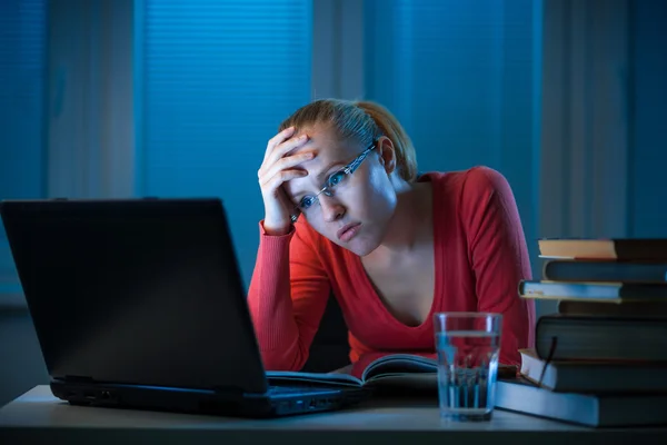 Fiatal női főiskolai hallgató tanul rosszul késő esti unatkozik Stock Kép