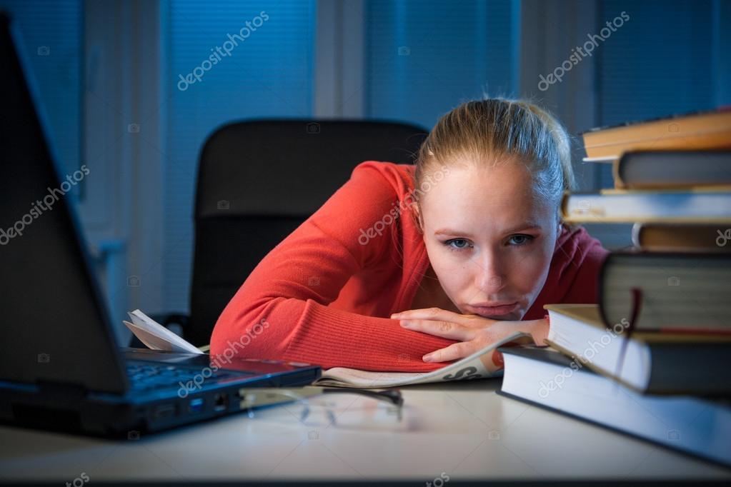 Junge Gelangweilte College Studentin Studiert Am Spaten Abend Schlecht Stockfotografie Lizenzfreie Fotos C Listercz 22428945 Depositphotos