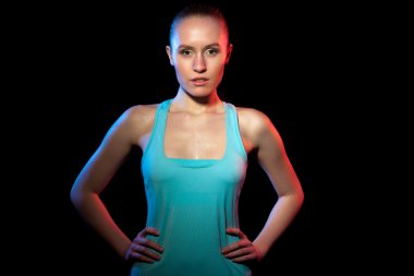 dinlenme ve bir fitness sırasında terleme genç sağlıklı beyaz kadın