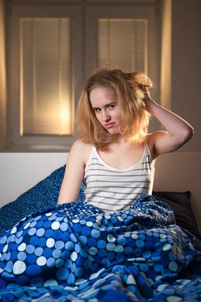 Mujer joven caucásica en la cama con dolor de cabeza depresión y resaca —  Fotos de Stock