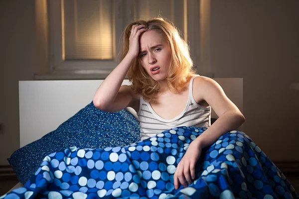 Junge kaukasische Frau mit Kopfschmerzdepression und Kater im Bett — Stockfoto
