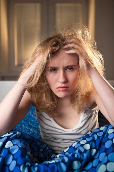 Mujer joven caucásica en la cama con dolor de cabeza depresión y resaca — Foto de Stock