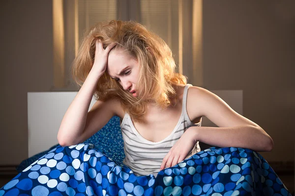 Mulher branca jovem na cama com dor de cabeça depressão e ressaca — Fotografia de Stock