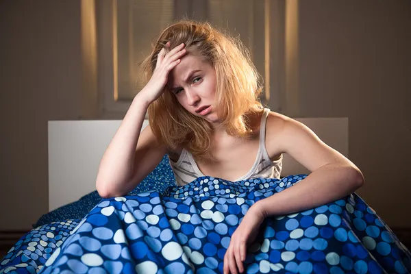 beyaz kadın yatakta baş ağrısı depresyon ve akşamdan kalma