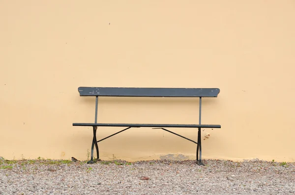 Пустая скамейка — стоковое фото