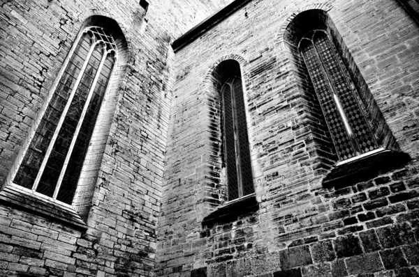 De puissantes fenêtres d'église — Photo