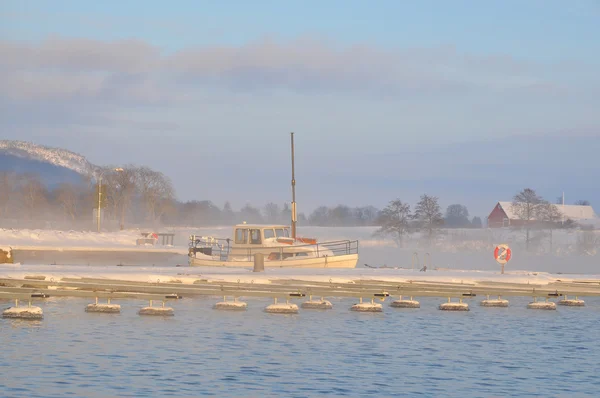 Plachetnice v zimě mlha — Stock fotografie