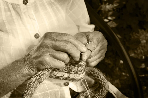 Hands knitting — Stock Photo, Image