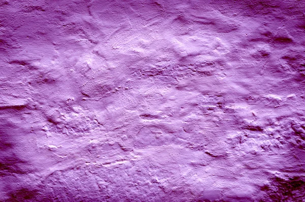 Пурпурная каменная стена — стоковое фото