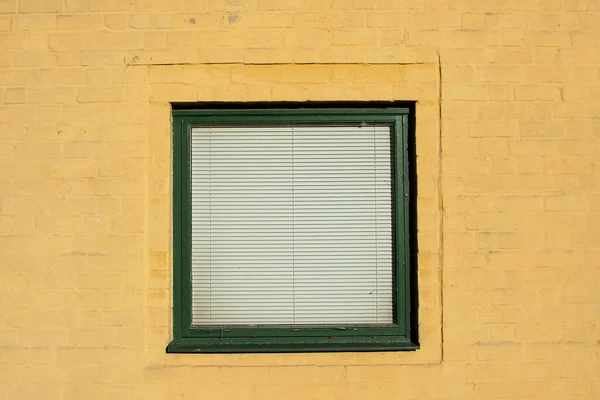 Ventana Verde Con Persianas Pared Vieja Enlucida Amarilla —  Fotos de Stock