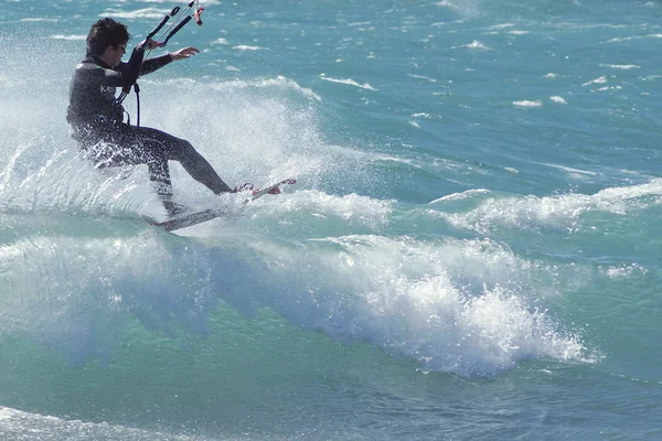 Surfando a onda — Fotografia de Stock