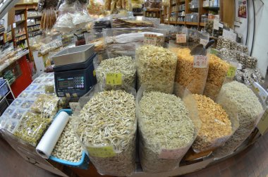 kurutulmuş karides ve balık bakkal dükkanında Singapur