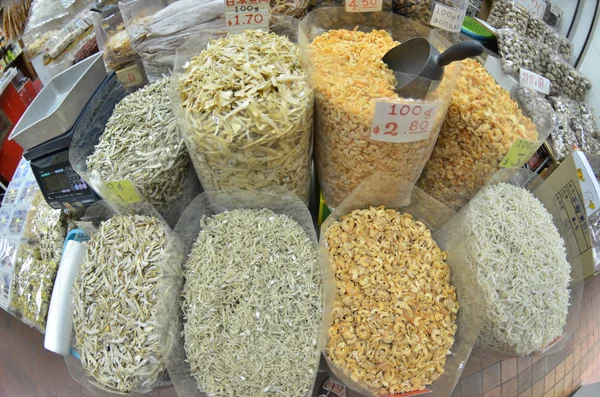 Langostinos y pescados secos en una tienda de comestibles en Singapur —  Fotos de Stock
