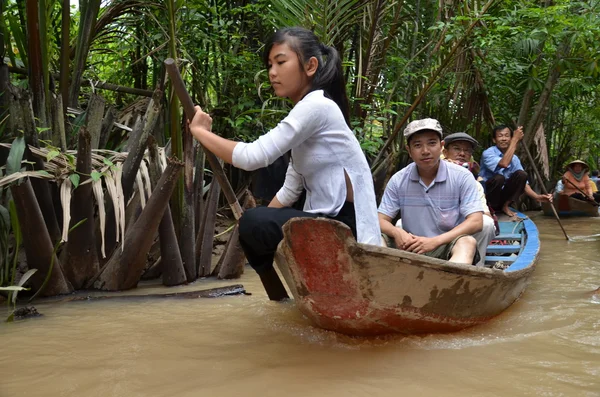 Mujer vietnamita remando un barco en el río Mekong en Vietnam —  Fotos de Stock