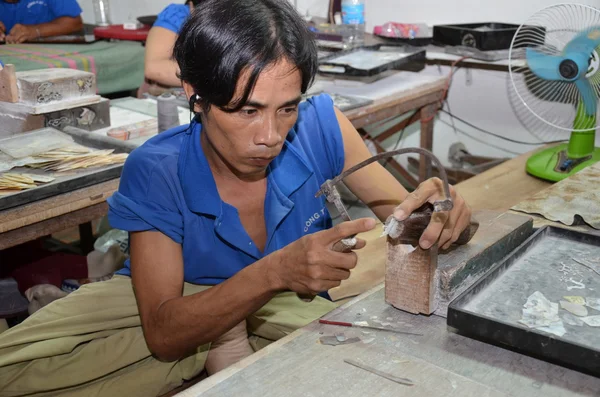 Trabalhador trabalha artesanal na fábrica do Vietnã — Fotografia de Stock