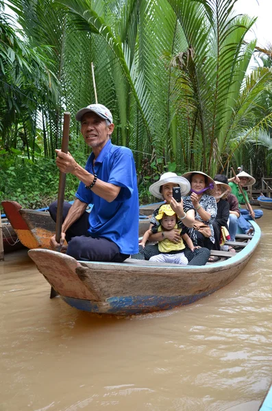 Turistas en el paseo en barco a lo largo del río Mekong —  Fotos de Stock