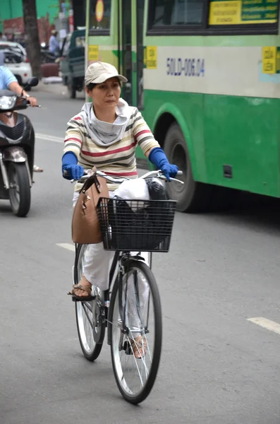 Ciclista na rua Vietnã — Fotografia de Stock