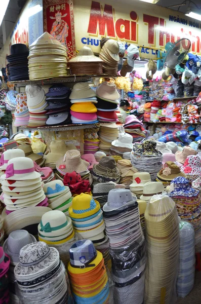 Obchod s klobouky ve Vietnamu trhu — Stock fotografie