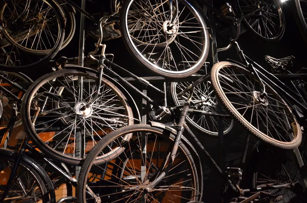 Fahrrad hängt an der Wand — Stockfoto