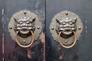 Çin bronz ejderha tokmağı üzerindeki ahşap kapılar