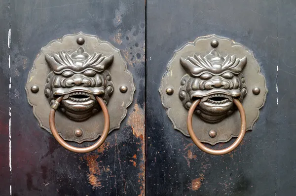 Chinese bronze dragon knocker on wooden doors — Stock Photo, Image